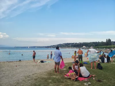 Límites de las tarjetas de crédito seguro de viaje internacional. : Día de playa en Ginebra, Suiza a orillas del lago de Ginebra