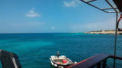 Límites de las tarjetas de crédito seguro de viaje internacional. : En un barco en el mar Caribe en Aruba la isla feliz