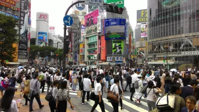 A hitelkártyák nemzetközi utazási biztosítási korlátai : Shibuya átkelés Tokióban, Japán leghíresebb kereszteződésénél