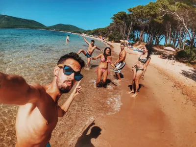 Kršite Li Zakon Vozeći Se U Svom Bikiniju? : Ljudi koji uživaju na plaži u kupaćim kostimima