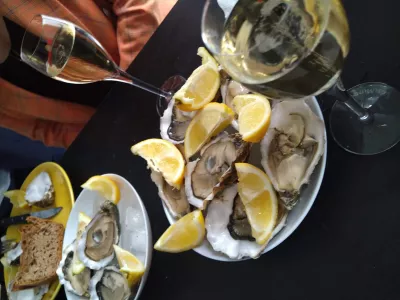 Consegna Cibo A Varsavia - Le Marché De Paris : Le ostriche fresche hanno consegnato direttamente da Parigi rungis a Varsavia di @marchedeparisfreshfood e preparato con limone, goduto con champagne francese