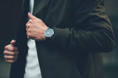 Formal Gift Ideas: Business Travellers Guide : Man wearing a gift watch to work