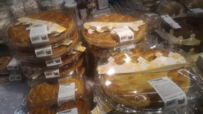 Galette Des Rois История наслаждения жасмина : Galette Des Rois in a French shop