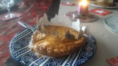 A frangipán örömének Galette des rois története : Ízletes galette des rois készen áll az evésre