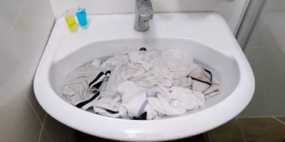 Comment Laver Les Vêtements À La Main À L'hôtel? Guide En 4 Étapes : Comment laver les vêtements dans la salle d'évier? Avec des mains à l'aide de l'évier de la salle de bain