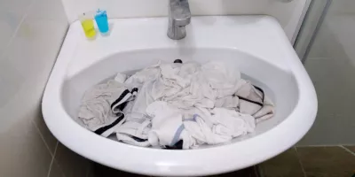 ¿Cómo Lavar A Mano La Ropa En El Hotel? Guía De 4 Pasos : ¿Cómo lavar la ropa en el cuarto de lavabo? Con las manos usando el lavabo del baño.