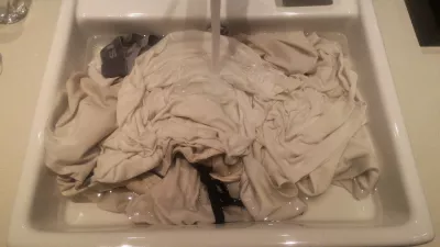 Bagaimana Cara Mencuci Tangan Di Hotel? Panduan 4 Langkah : Pakaian putih dipisahkan untuk mencuci siap untuk berendam