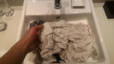 Bagaimana Cara Mencuci Tangan Di Hotel? Panduan 4 Langkah : Cara mencuci pakaian tangan