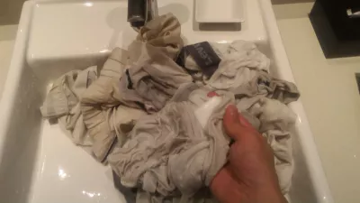 Bagaimana Cara Mencuci Tangan Di Hotel? Panduan 4 Langkah : Mencuci pakaian di wastafel