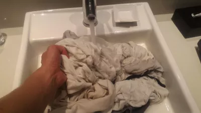 Bagaimana Cara Mencuci Tangan Di Hotel? Panduan 4 Langkah : Cara membilas baju dengan tangan