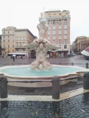 Cili është hoteli më i mirë në Romë, Itali? : Fontana del Tritona në Romë, Itali