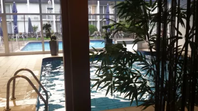 Hotels in düsseldorf - best hotel deals with loyalty program : Swimming pool in Holidday Dusseldorf airport