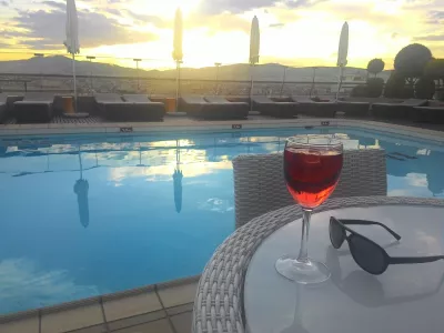 Valor monetario de los puntos hoteleros: la cantidad de puntos hoteleros que valen : Disfrutando de una bebida de la piscina de la azotea de un hotel en Atenas