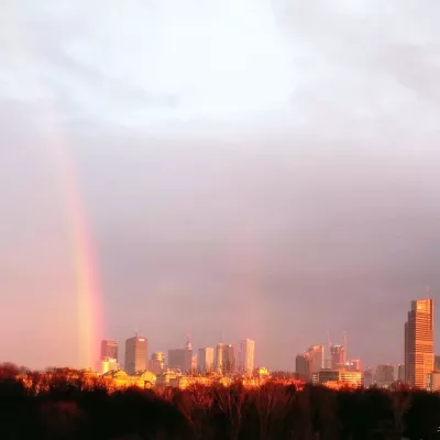 7 Façons De Se Déplacer En Tant Qu'étranger En Pologne : Arc-en-ciel de Skyline de Varsovie vu du district de Wola