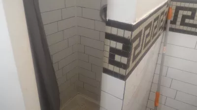 How is a stay at Chelsea cabins, cheapest hostel in central NYC? : Shower without closing door