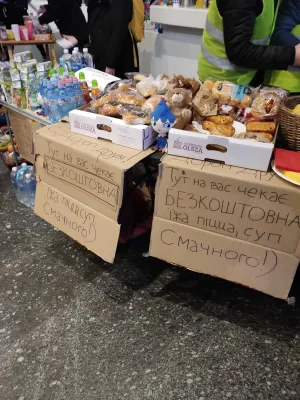 Sokongan Ukraine: Bagaimana untuk mendermakan ke Ukraine dan inisiatif sokongan? : Sukarelawan Stall Mengedarkan sup hangat, minuman dan makanan kepada orang yang melarikan diri dari perang di Warsaw Central Trainstation, Poland