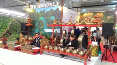 En promenad genom Warszawa World Travel Show 2017 : Traditionell indonesisk levande musik