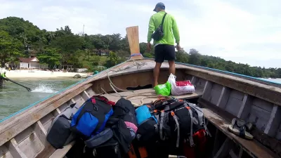 Où Ranger Ses Bagages En Voyage : Bagages sur bateau à longue queue en Thaïlande