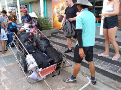 Dove Conservare I Bagagli Quando Si Viaggia : Bagagli trasportati sull'isola della Thailandia