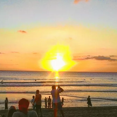 Donde celebrar la Nochevieja 2025 : Atardecer en la playa en Bali