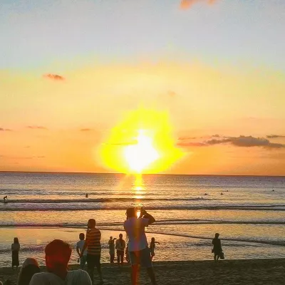 Waar New Years Eve 2025 te vieren : Zonsondergang op het strand in Bali