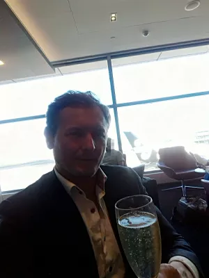 Salón Air Nueva Zelanda aeropuerto de Auckland revisado! : Con una copa de vino espumoso de Nueva Zelanda en el salón.