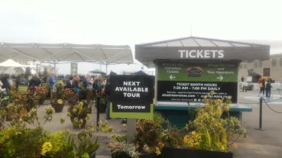 Mga Tiket Ng Alcatraz: Mag-Book Nang Maaga Para Sa Isang Natatanging Karanasan! : Alcatraz ticket booth sa tabi ng pier na humahantong sa mga bangka ng Alcatraz