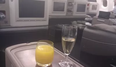 Trucos de clase de negocios: ¿Cómo puedo volar más por menos? : Beber champán en clase de negocios con Turkish Airlines