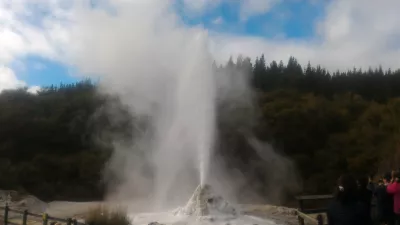 Cheap and free things to do in Rotorua : Lady Knox geyser eruption