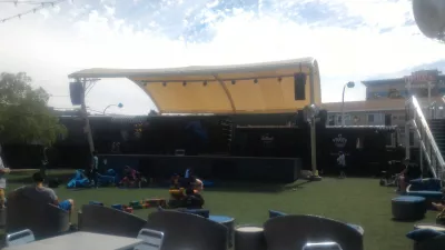 Lucruri ieftine și gratuite de făcut în Las Vegas Nevada : Scena de concert în parcul de containere