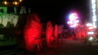 Cosas baratas y gratis para hacer en Las Vegas Nevada : Caminando entre letreros de neón en el museo de neón por la noche.