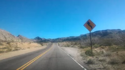 Cosas baratas y gratis para hacer en Las Vegas Nevada : Carretera llena de baches en el camino hacia el Valle de Fuego