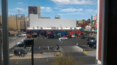 Cosas baratas y gratis para hacer en Las Vegas Nevada : Arte callejero en un estacionamiento cerca del parque de contenedores en Las Vegas