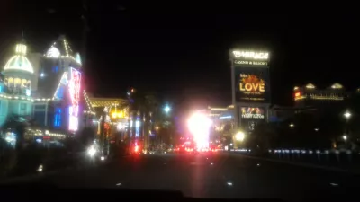 Cheap and free things to do in Las Vegas Nevada : Walking on The Strip near the Mirage hotel at night