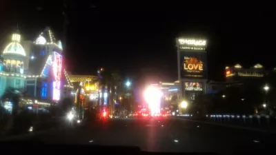 Billige og gratis ting at lave i Las Vegas Nevada : Walking på The Strip nær Mirage hotel om natten