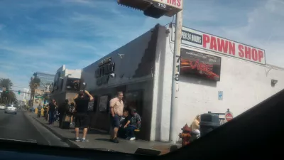 Cosas baratas y gratis para hacer en Las Vegas Nevada : Línea de espera fuera de la tienda de empeño de Pawn Stars