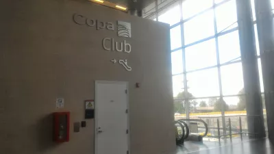Copa Club lounge Bogota El Dorado : Escalator to the Copa Club lounge in Bogota
