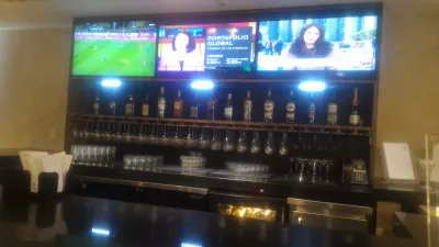 Copa Club lounge Bogota El Dorado : Lounge bar na may seleksyon ng inumin at mga screen ng TV