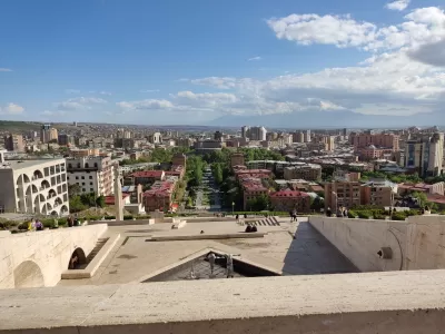 Lumilipad sa Yerevan, Armenia: Mga Tip at Trick : Tingnan sa Yerevan City at Mount Ararat mula sa tuktok ng Cascade Complex