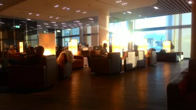 Letištní salonek Staralliance: Luftansa Senator Lounge ve Frankfurtu : Spousta místa k sezení, většinou vybaveného napájecími zástrčkami