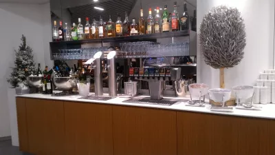 Airport Lounge Staralliance : Luftansa Senator Lounge in Frankfurt : Open bar with large choice of soft drinks, alcohols, and mixers. With fresh lemon and ice
