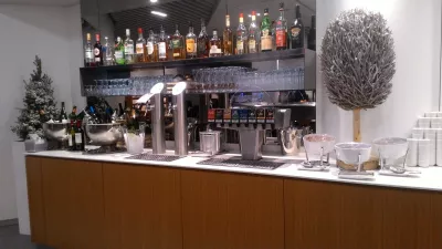 Letištní salonek Staralliance: Luftansa Senator Lounge ve Frankfurtu : Otevřený bar s velkým výběrem nealkoholických nápojů, alkoholů a mixérů. S čerstvým citronem a ledem