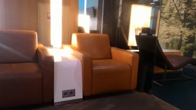 Salon de l'aéroport Staralliance: Luftansa Senator Lounge à Francfort : Certains des nombreux sièges confortables avec prises électriques