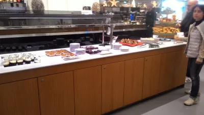Salon de l'aéroport Staralliance: Luftansa Senator Lounge à Francfort : Desserts sucrés et fruits