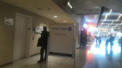 How to get access to United lounge LAS, and how is it? : Access to United lounge LAS