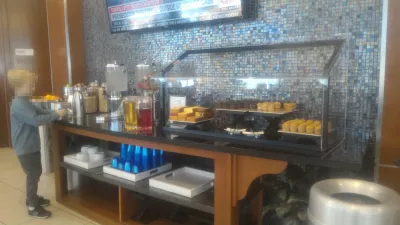 Como obter acesso ao United lounge LAS e como ele é? : Pequeno-almoço buffet doce e refrigerantes