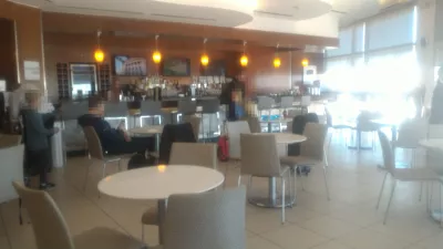 How to get access to United lounge LAS, and how is it? : Lounge bar and bar seating area