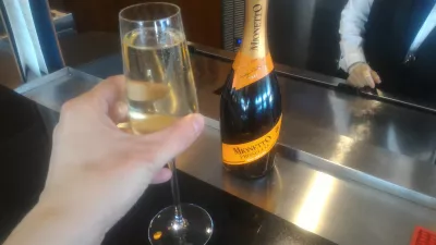 ¿Cómo acceder al United lounge LAS, y cómo es? : Prosecco gratuito en el salón.