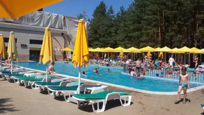 Kiev Beach Club und Kiev Nachtleben im Sommer : Beschäftigtes Schwimmbad am Sobi Klublandschaftskomplex