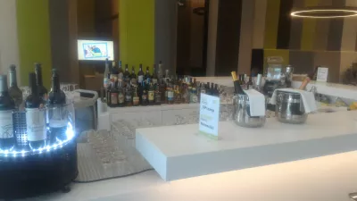 Bandara StarAlliance Lisbon, TAP, lounge premium maskapai Portugal : Bar di dalam lounge dengan pilihan alkohol yang luar biasa